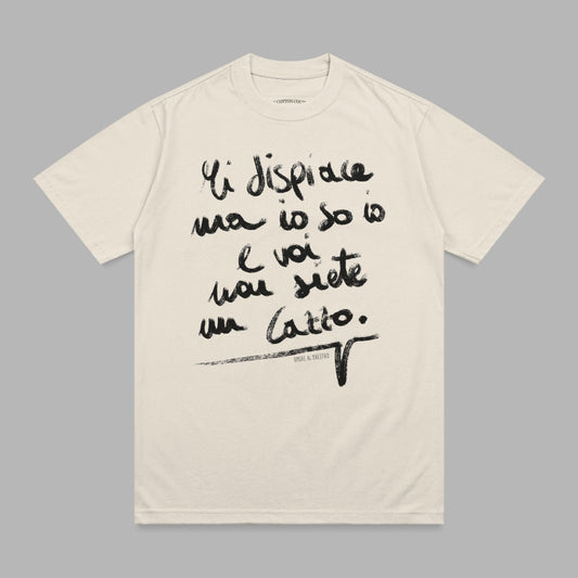 Cream t-shirt with handwritten Italian text "Mi dispiace ma io so io e voi voi siete un brutto. Onore al Maestro."