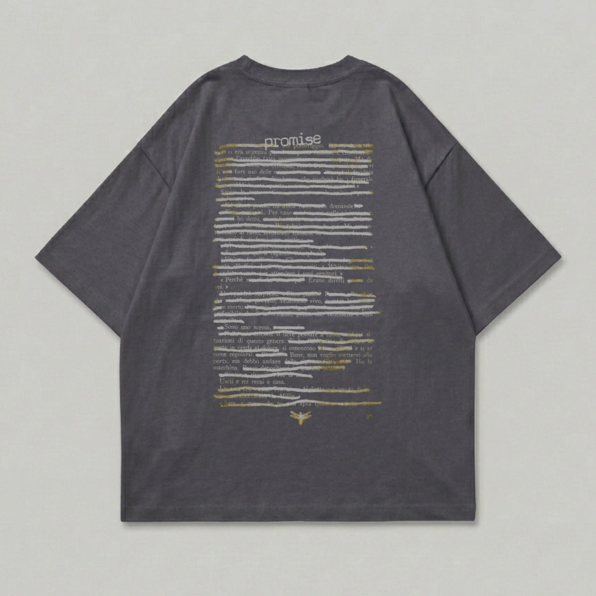 Dark gray t-shirt with "promise" text and handwritten-style Italian script.