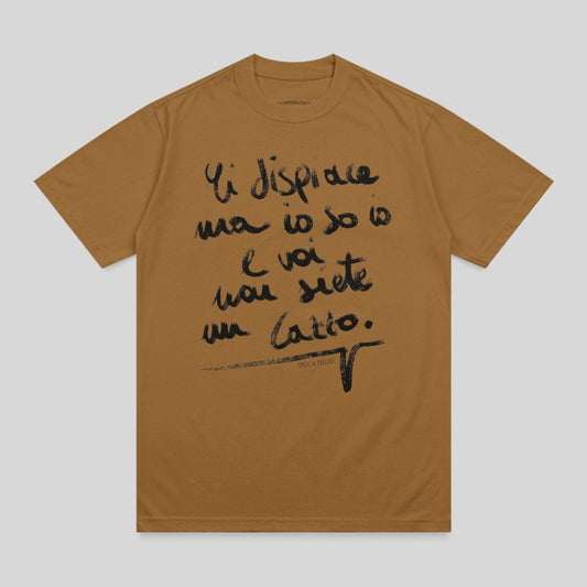 Brown t-shirt with handwritten Italian text "Mi dispiace ma io so io e voi voi siete un cazzo" and "ONGRE AL MAESTRO".