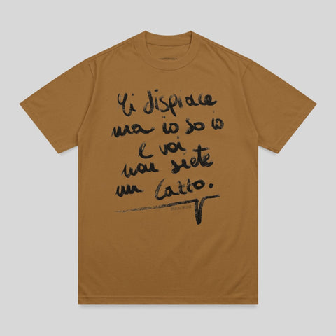 Brown t-shirt with handwritten Italian text "Mi dispiace ma io so io e voi voi siete un cazzo" and "ONGRE AL MAESTRO".