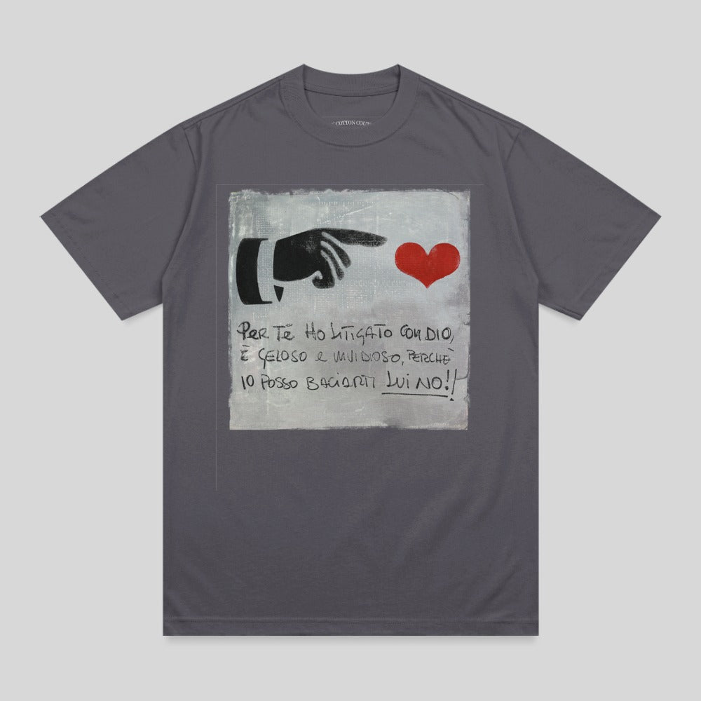 Dark gray t-shirt with graphic of hand pointing to red heart and Italian text.