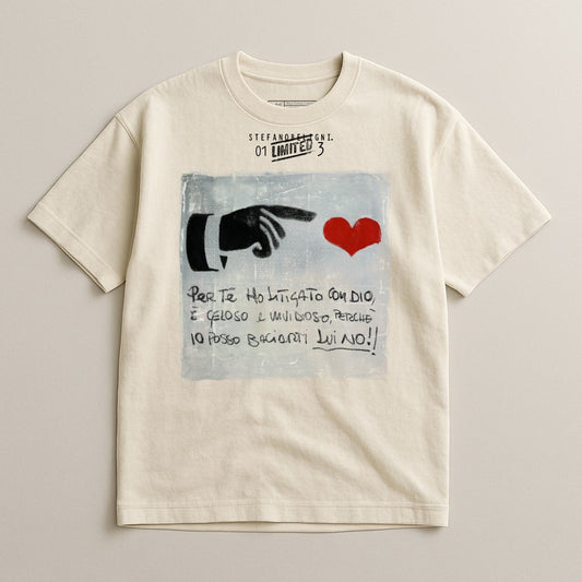 Cream t-shirt with painted hand pointing at a red heart and Italian text.