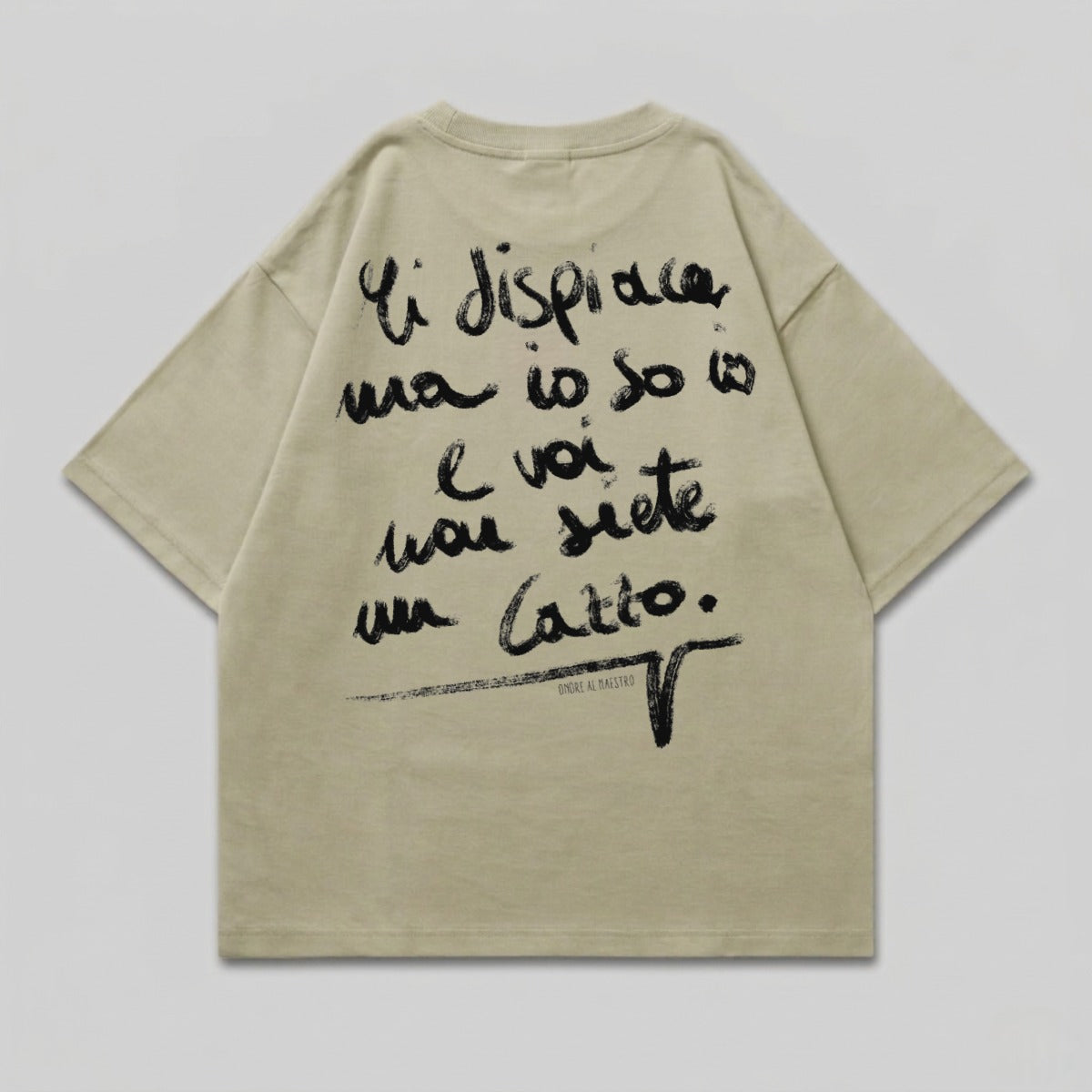 Beige t-shirt with handwritten Italian text and "ONDRE AL MAESTRO" graphic.