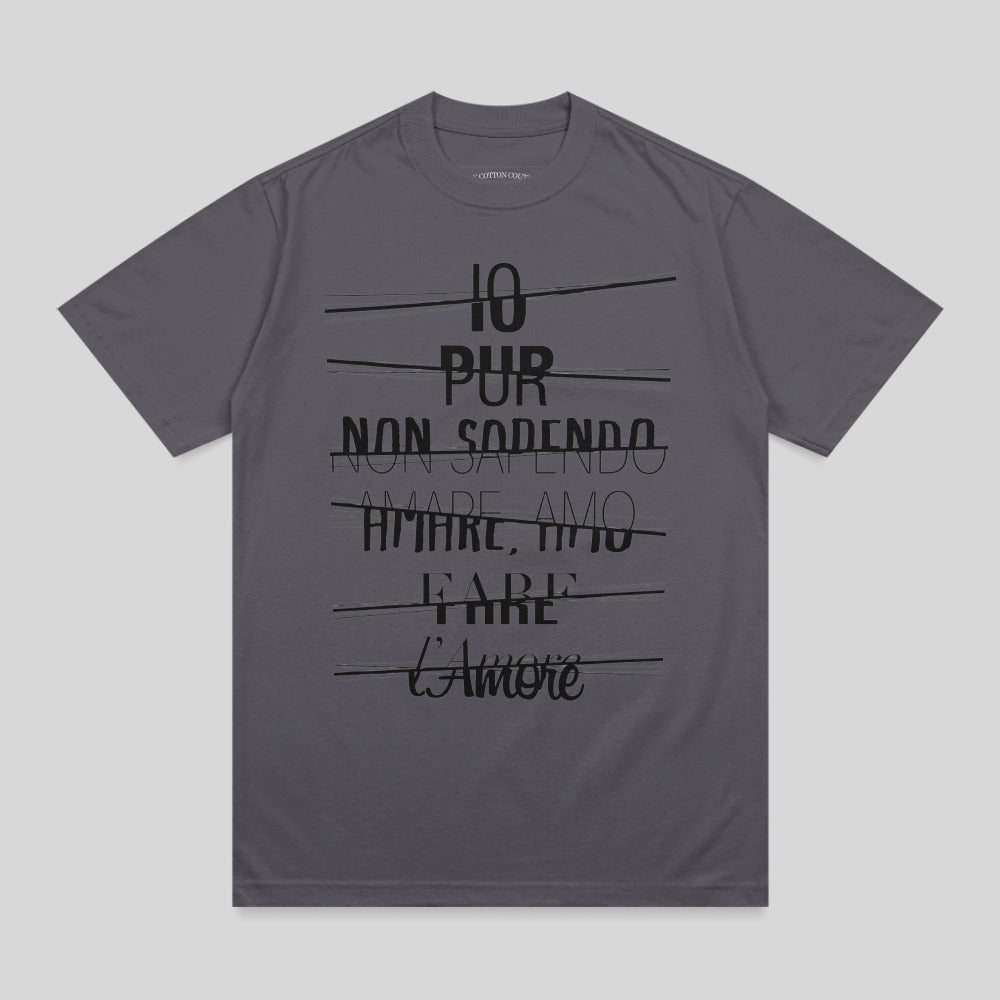Dark grey t-shirt with black text "100 PUR NON SAPENDO AMARE AMO L'Amore".