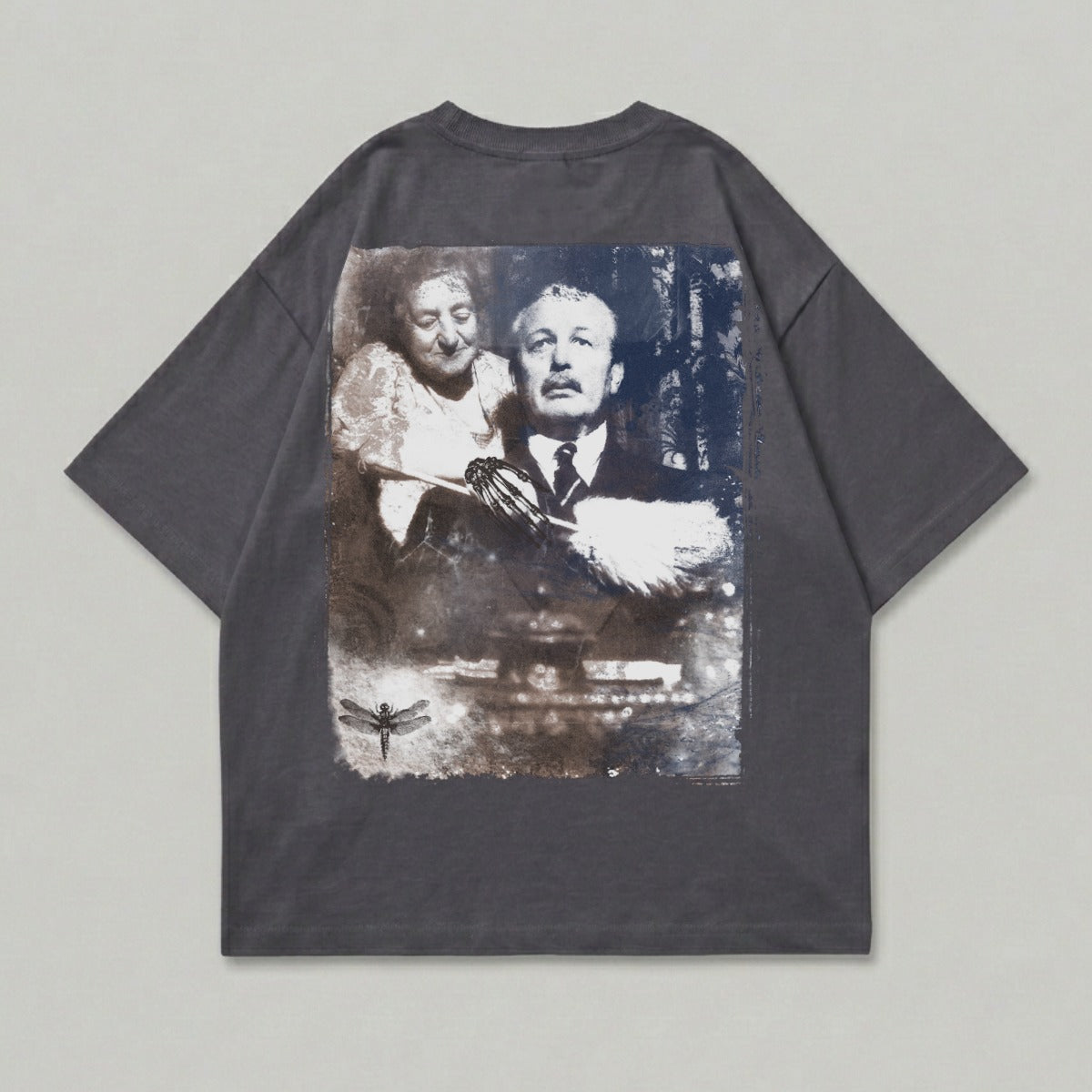 T-shirt with vintage print of a man and woman with a dragonfly.