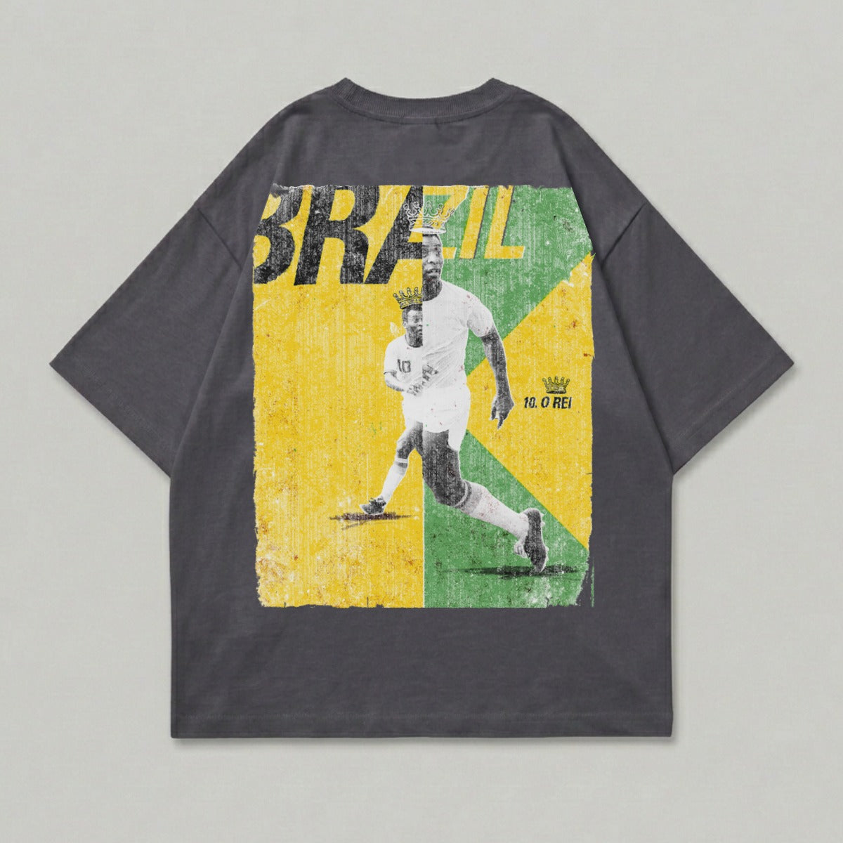 Dark grey t-shirt with vintage graphic of Pelé running, Brazil flag colors, "10.0 REI" text.