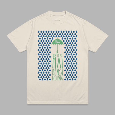 Cream t-shirt with blue raindrops and "NON PIOVE MAI BENSI' DILUVIA" text.
