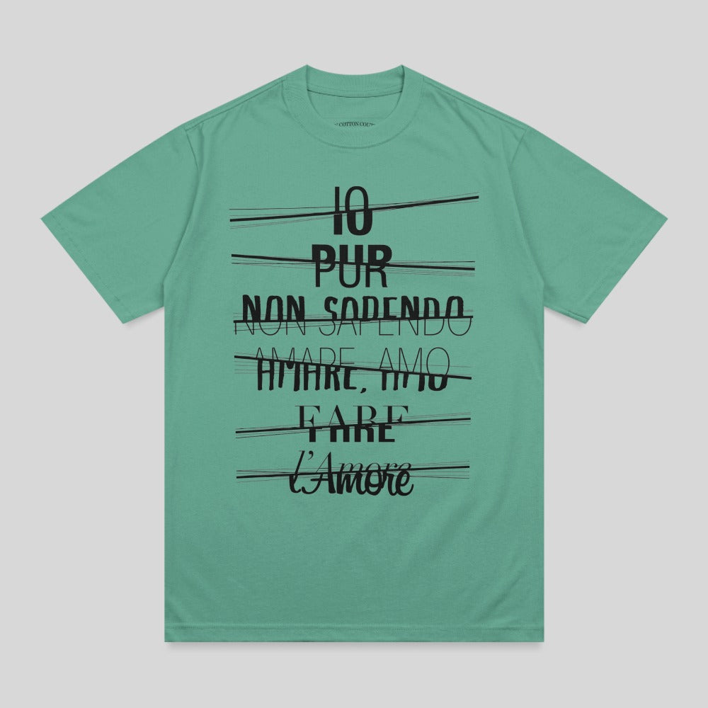 Teal t-shirt with bold black text "10 PUR NON SAPENDO AMARE AMO L'Amore".