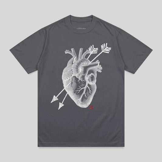 T-shirt with a white anatomical heart graphic pierced by two arrows.