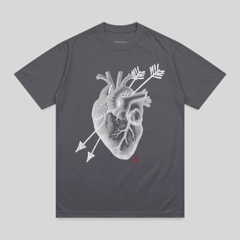 T-shirt with a white anatomical heart graphic pierced by two arrows.