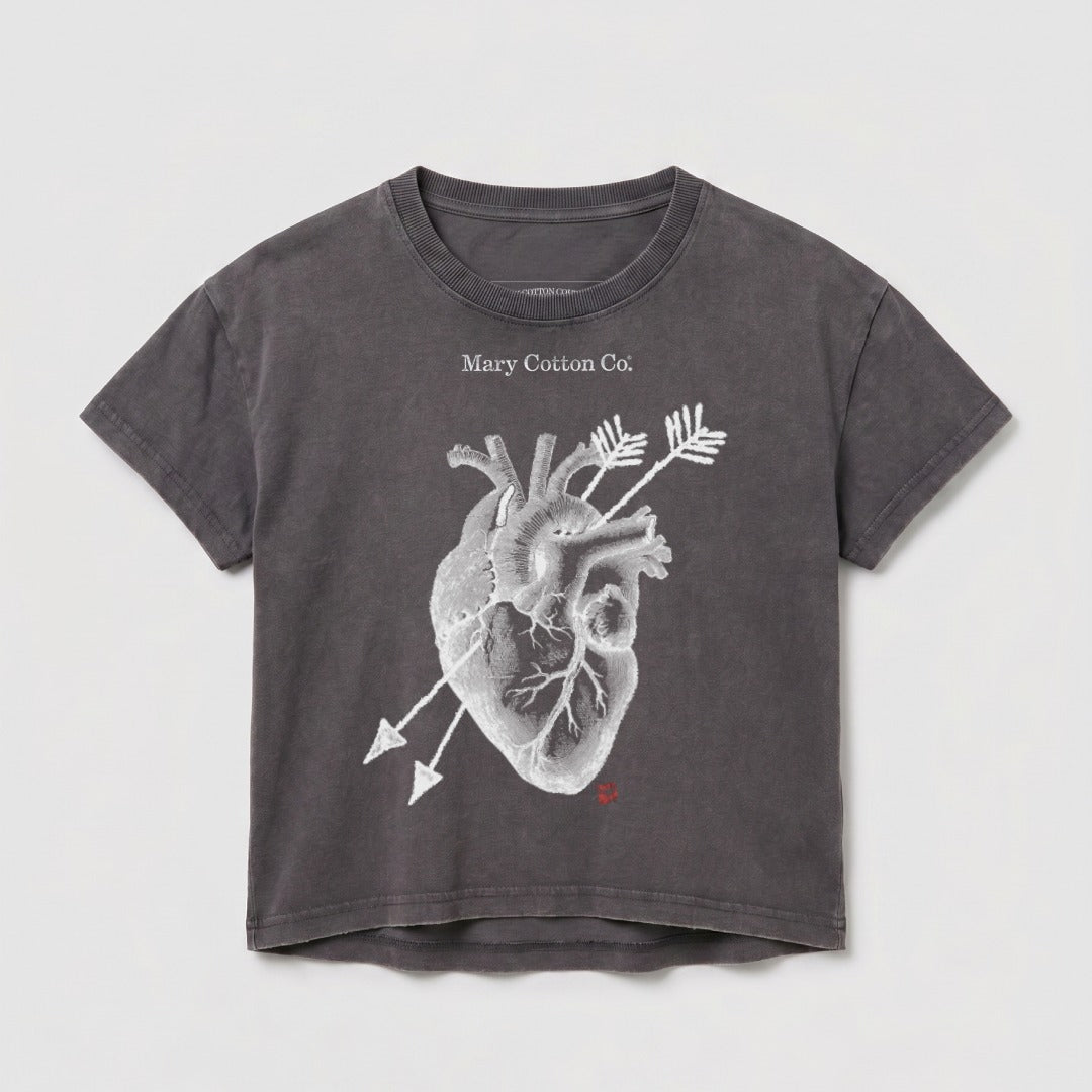 Grey t-shirt with a white anatomical heart and two arrows.