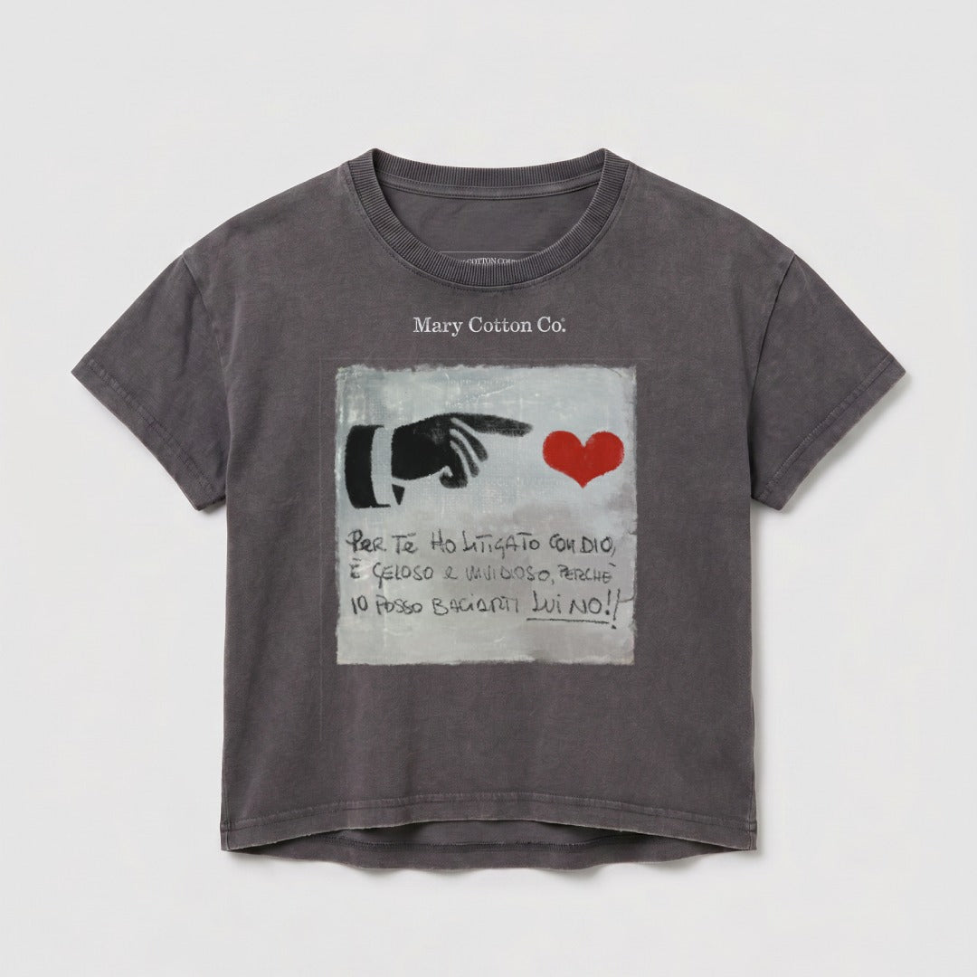 Dark grey t-shirt with hand pointing to heart and Italian text.