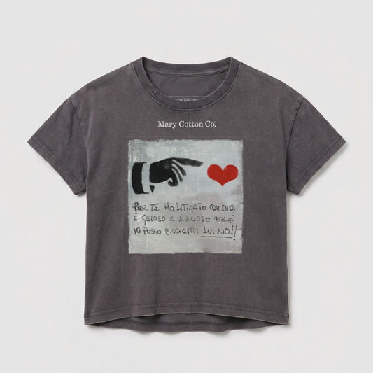 Dark grey t-shirt with hand pointing to heart and Italian text.
