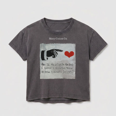 Dark grey t-shirt with hand pointing to heart and Italian text.