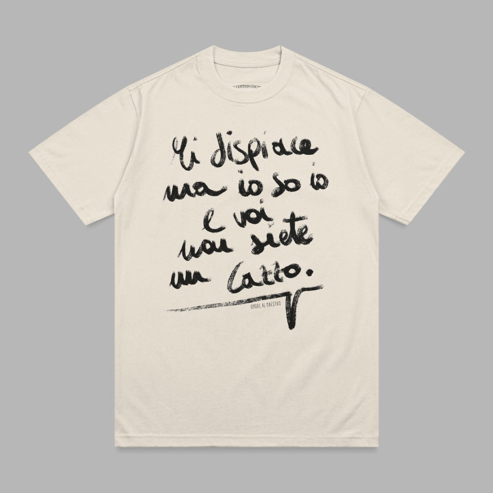 Cream t-shirt with handwritten Italian text "Mi dispiace ma io so io e voi voi siete un brutto. Onore al Maestro."