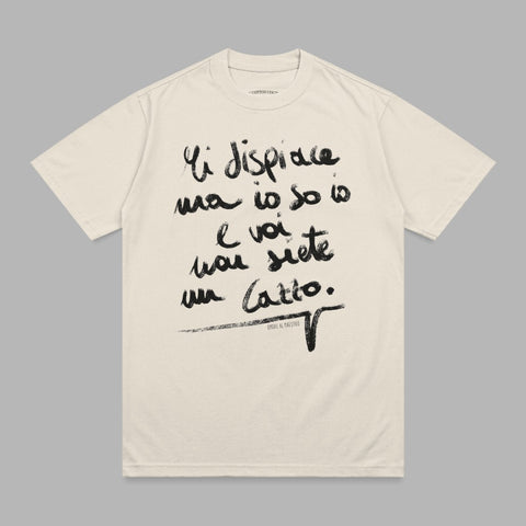 Cream t-shirt with handwritten Italian text "Mi dispiace ma io so io e voi voi siete un brutto. Onore al Maestro."
