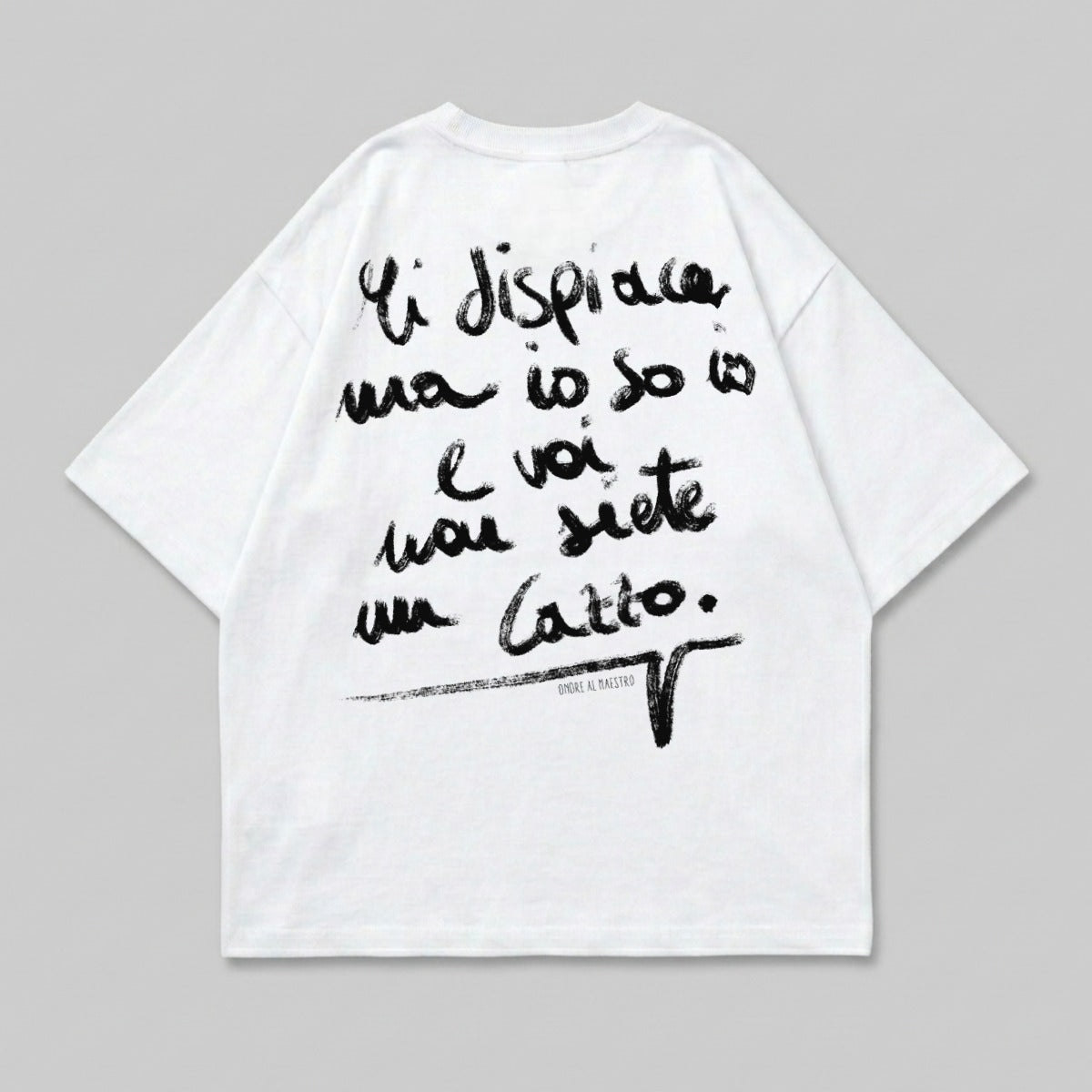 White t-shirt with black handwritten text and "ONDRE AL MAESTRO" logo.