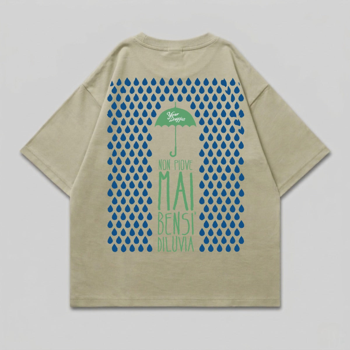 T-shirt with green umbrella and blue raindrops, text reads "NON PIOVE MAI BENSI DILUVIA".
