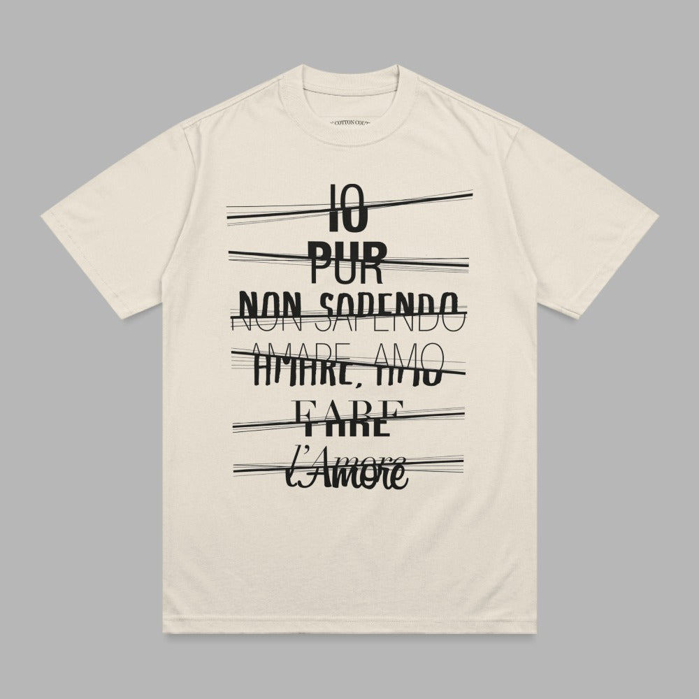 Cream t-shirt with black text reading "PUR NON SAPENDO AMARE AMO L'Amore".