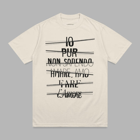 Cream t-shirt with black text reading "PUR NON SAPENDO AMARE AMO L'Amore".