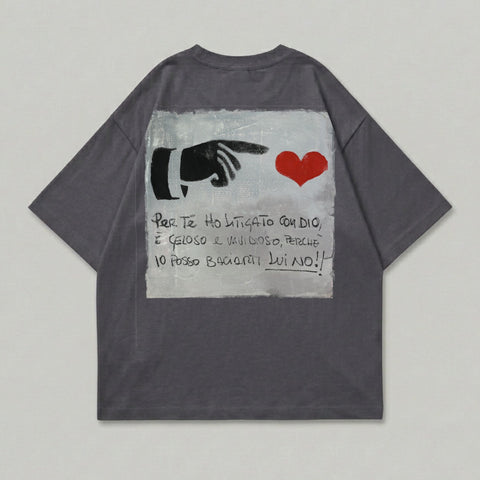 T-shirt with hand pointing at a red heart and Italian text.
