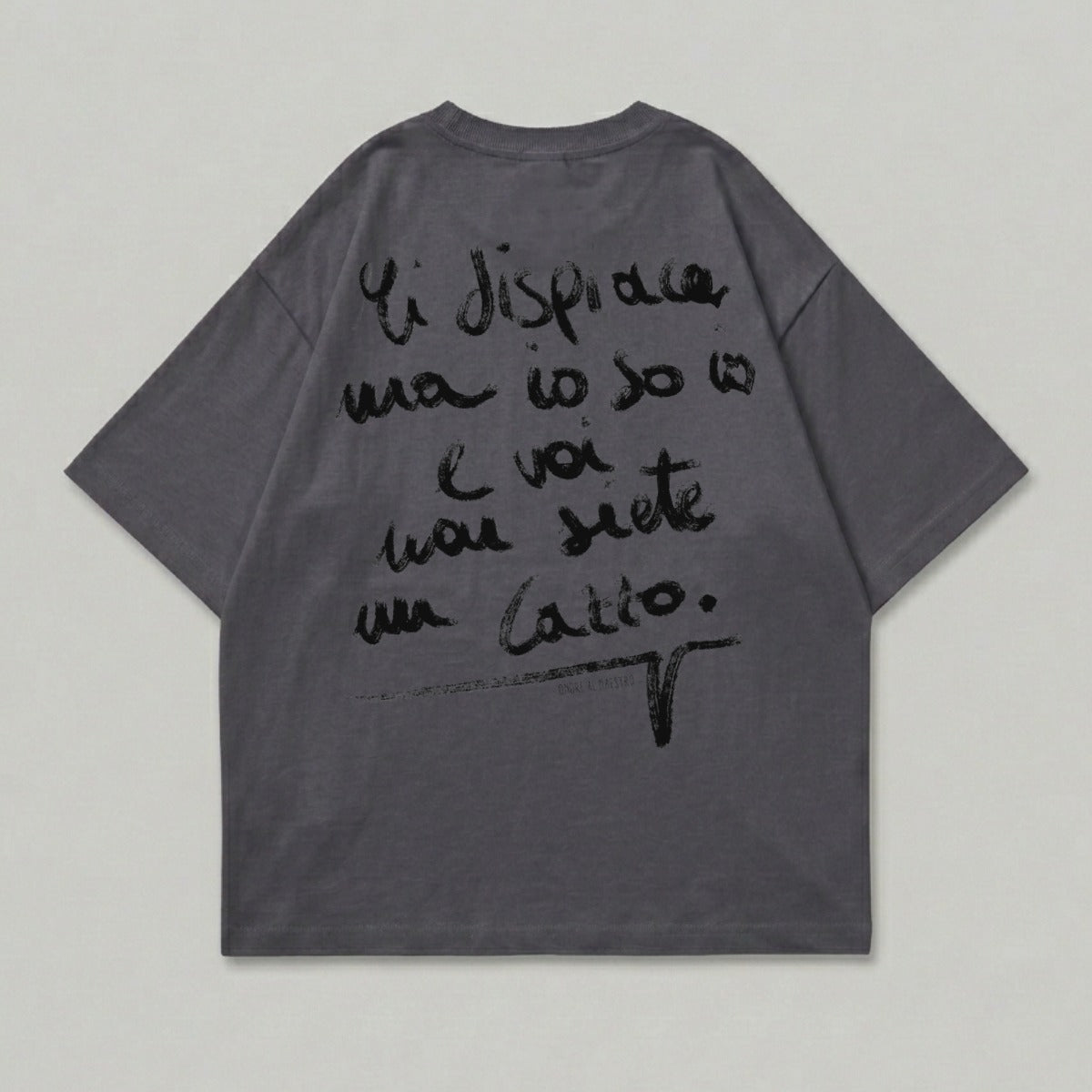 Dark grey t-shirt with black handwritten Italian text and "ONDRE AL MAESTRO".