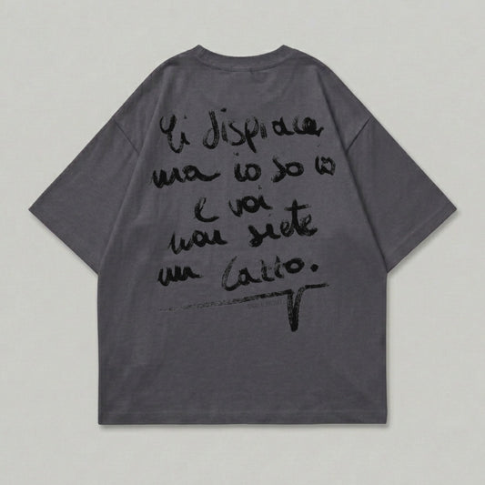 Dark grey t-shirt with black handwritten Italian text and "ONDRE AL MAESTRO".