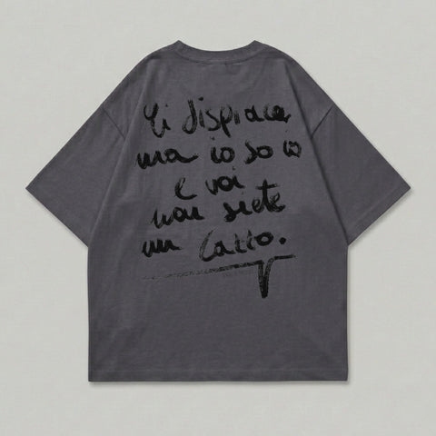 Dark grey t-shirt with black handwritten Italian text and "ONDRE AL MAESTRO".