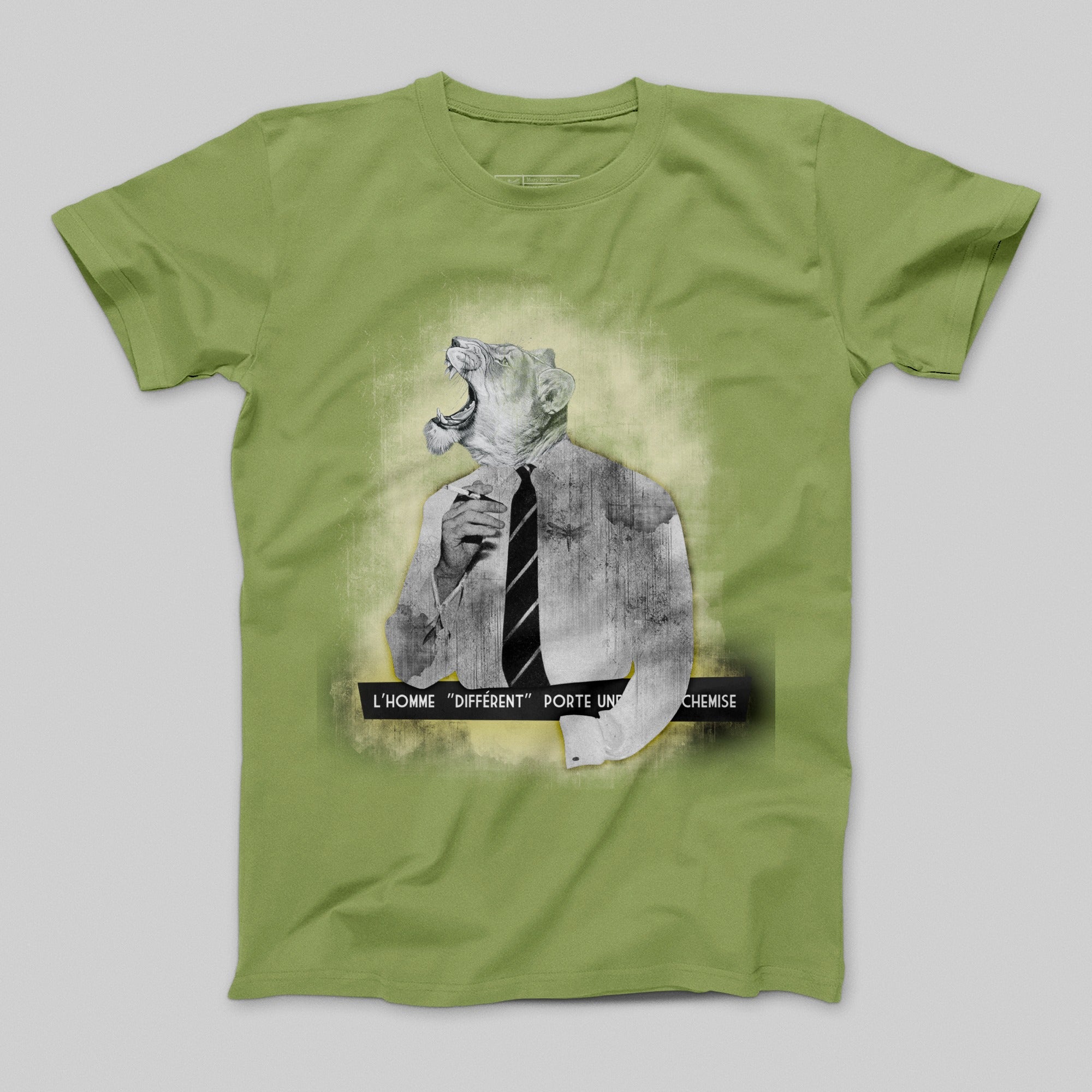 L'Homme Different Porte Une Chemise Graphic T-shirt