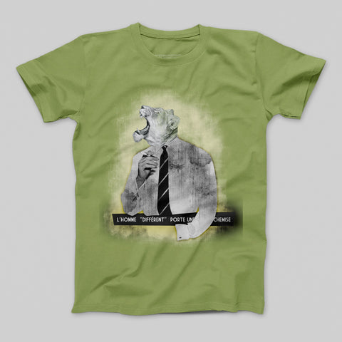L'Homme Different Porte Une Chemise Graphic T-shirt