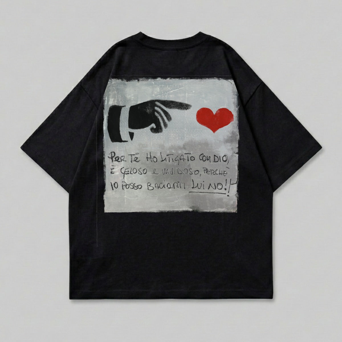 Black t-shirt with graphic of pointing hand and red heart, text reads "Per Te Ho LITIGATO COM DIO..."