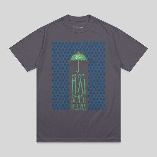 Grey t-shirt with green text "NON PIOVE MAI" and blue raindrops.