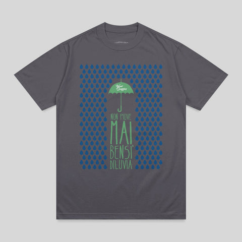 Grey t-shirt with green text "NON PIOVE MAI" and blue raindrops.