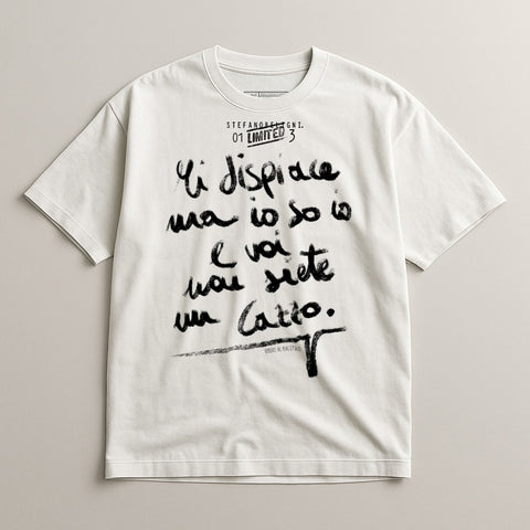 White t-shirt with "Ti dispiace ma io so lo" handwritten text.