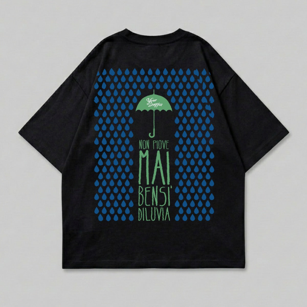 Black t-shirt with green umbrella and blue raindrops graphic and Italian text.