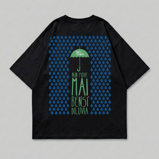 Black t-shirt with green umbrella and blue raindrops graphic and Italian text.
