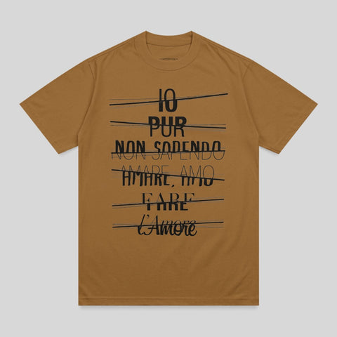 Brown t-shirt with black text: 10 PUR NON SAPENDO AMARE AMO FARE L'amore.