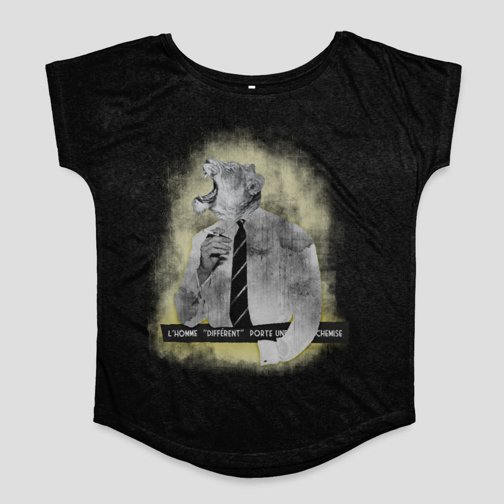 L'Homme Different Porte Une Chemise Graphic T-Shirt