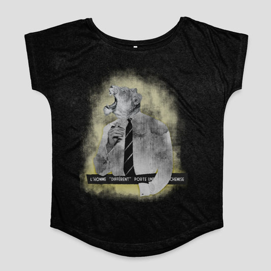 L'Homme Different Porte Une Chemise Graphic T-Shirt