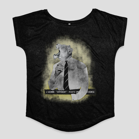 L'Homme Different Porte Une Chemise Graphic T-Shirt
